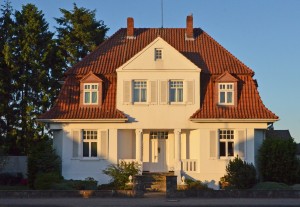 Real Estate Investing Guide Comparing House Flipping And The Buy And Hold 4 Ways